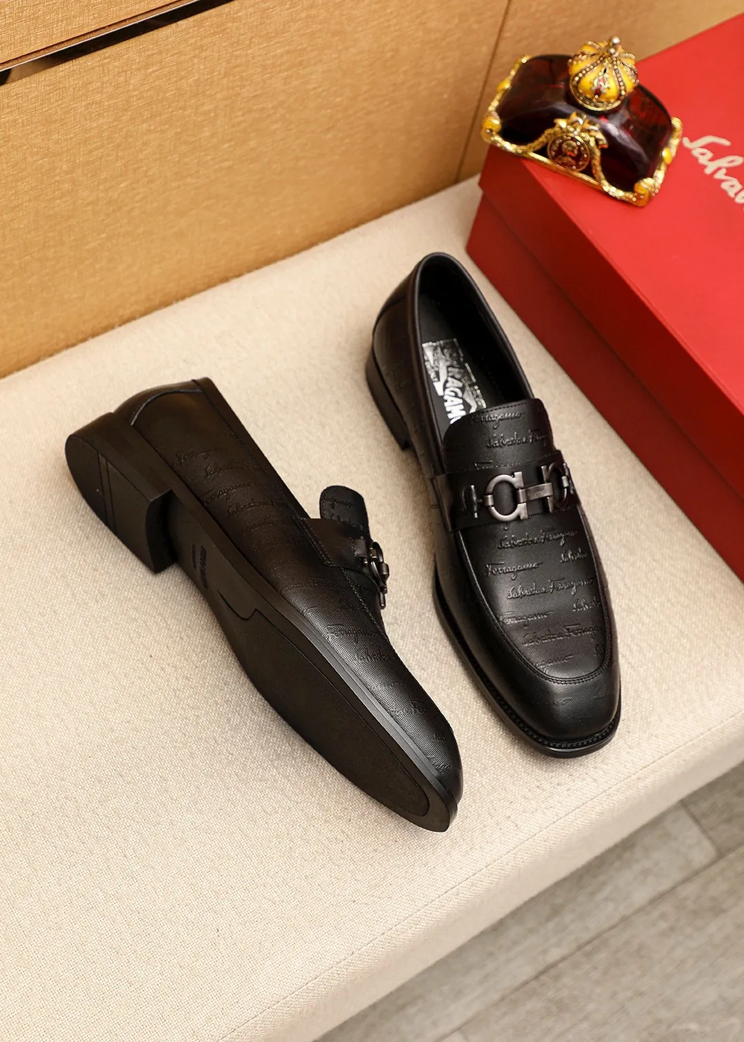 Men's shoes 💰480 💐 Product trademark: Ferragamo "Ferragamo" casual leather shoes Regular size: 38-44 (45.46🉑️customized) Product materials: Selected imported first-layer cowhide embossed upper + luxury hardware buckle, imported water-dyed cowhide leather lining. Strong three-dimensional visual effect, original rubber outsole Color: 1⃣️color optional